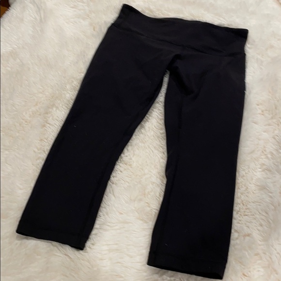 Lululemon black crop leggings size 8 - Picture 3 of 3